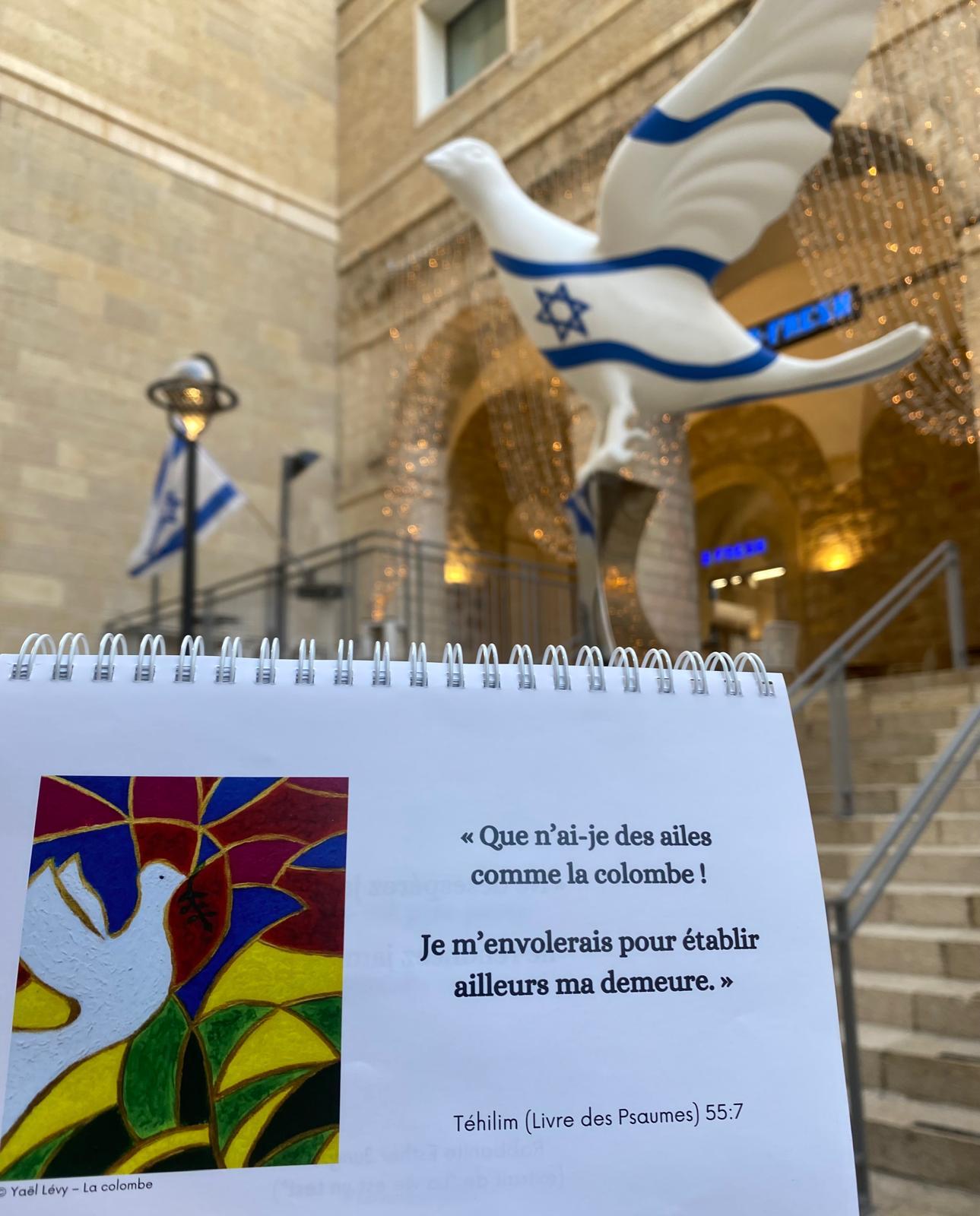 Une colombe blanche en plein vol