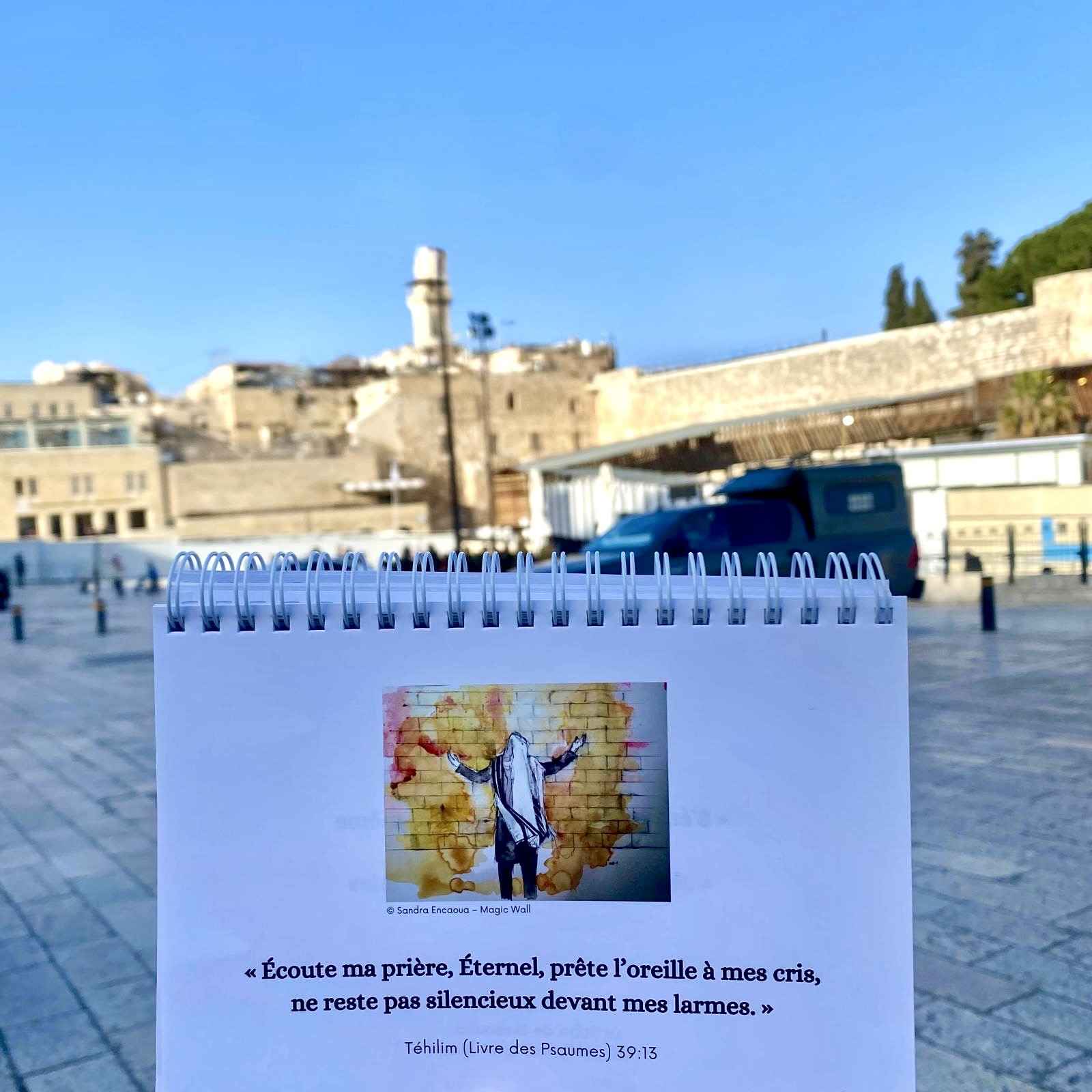 Illustration d'une oreille avec le mot 'Écoute'